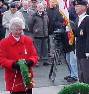 Remembrance day 2002 - Laying a wreath for the seniors
